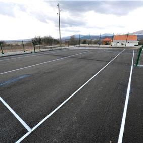 3 Bedroom Villa with Pool & Tennis Court near Sinj, sleeps 8